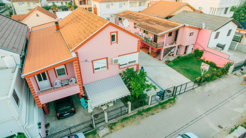 Mc Apartments Улцин Екстериор снимка
