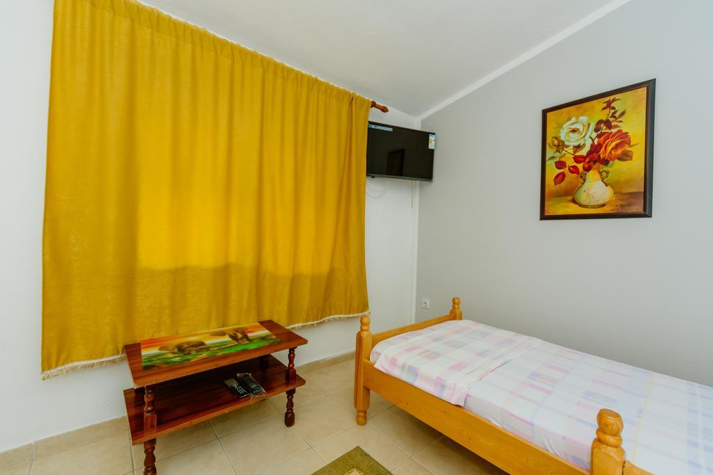 Mc Apartments Улцин Екстериор снимка