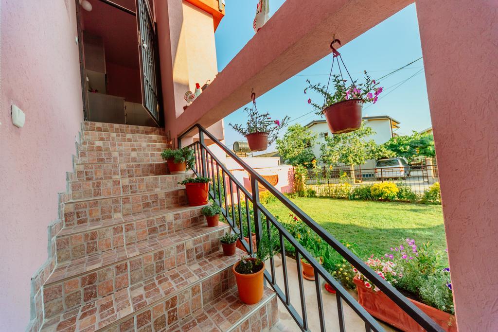 Mc Apartments Улцин Екстериор снимка