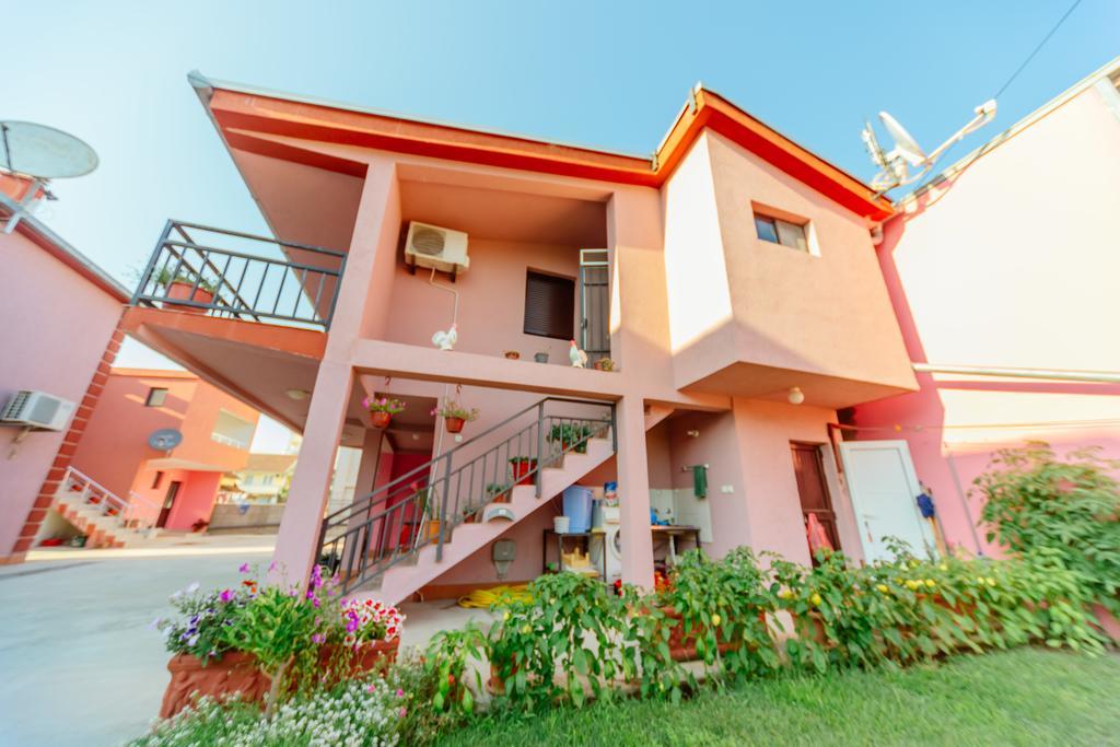 Mc Apartments Улцин Екстериор снимка