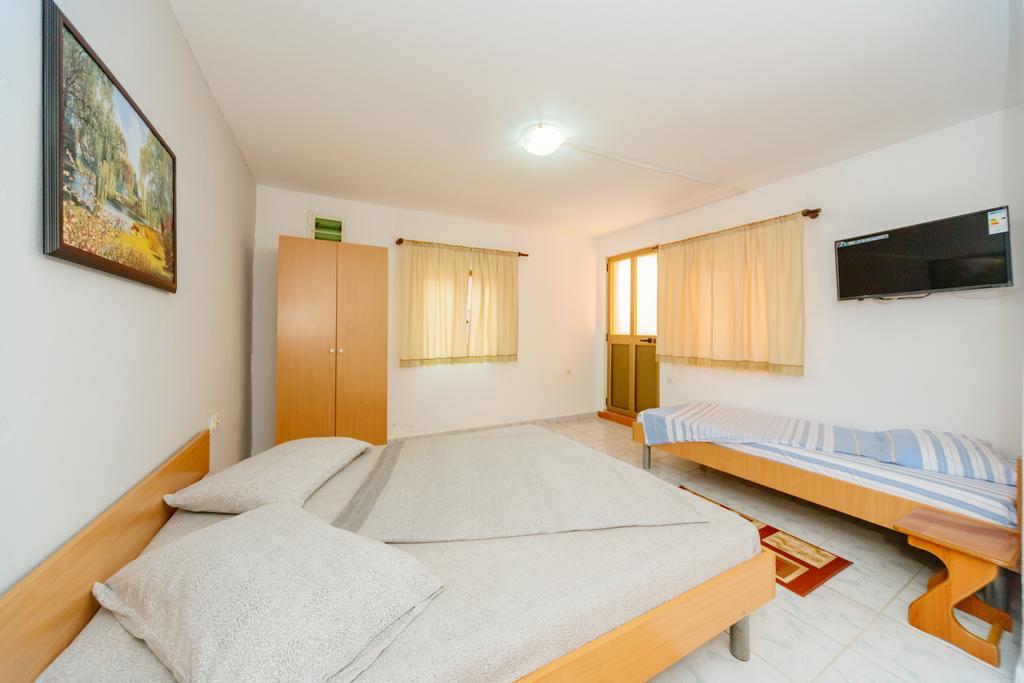 Mc Apartments Улцин Екстериор снимка