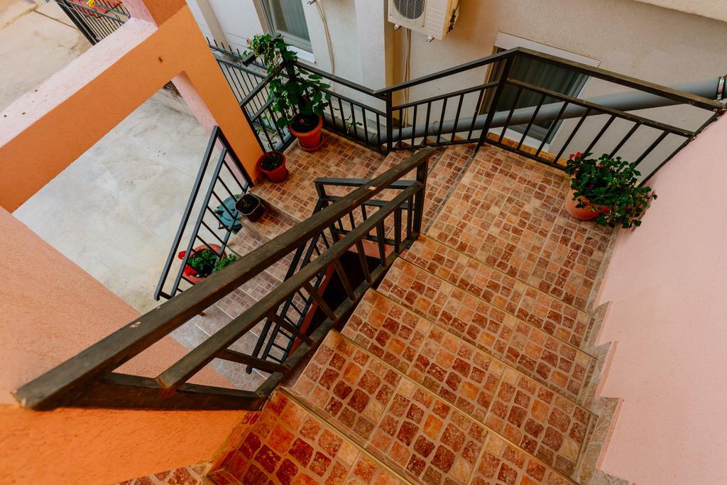 Mc Apartments Улцин Екстериор снимка