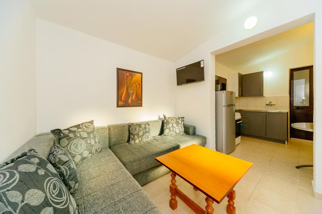 Mc Apartments Улцин Екстериор снимка