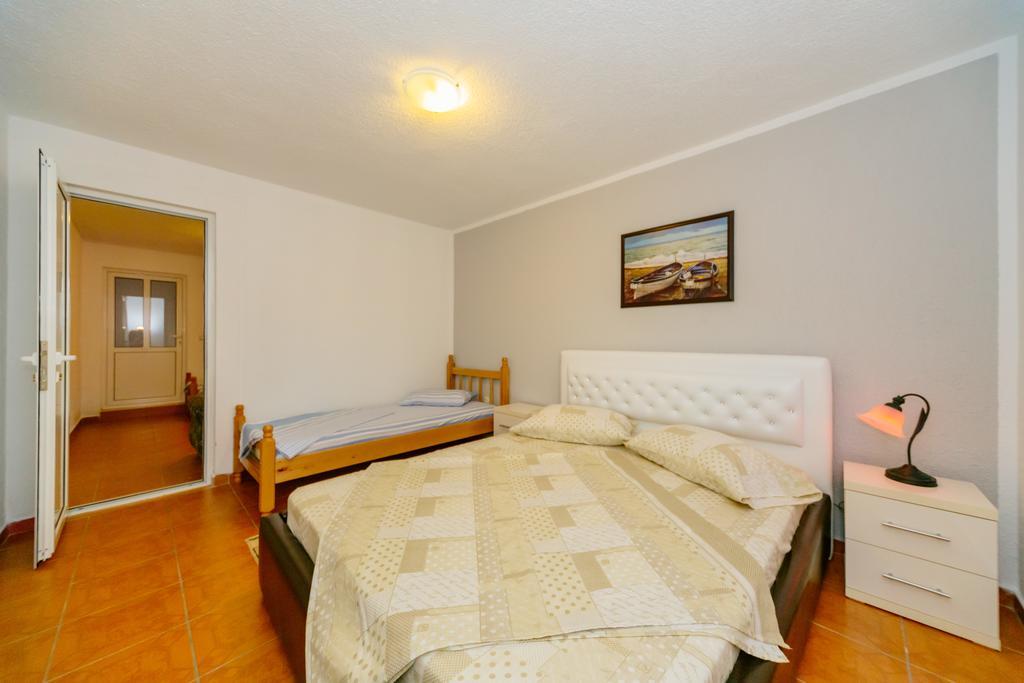 Mc Apartments Улцин Екстериор снимка