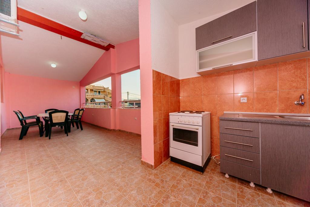 Mc Apartments Улцин Екстериор снимка