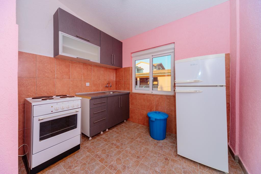 Mc Apartments Улцин Екстериор снимка