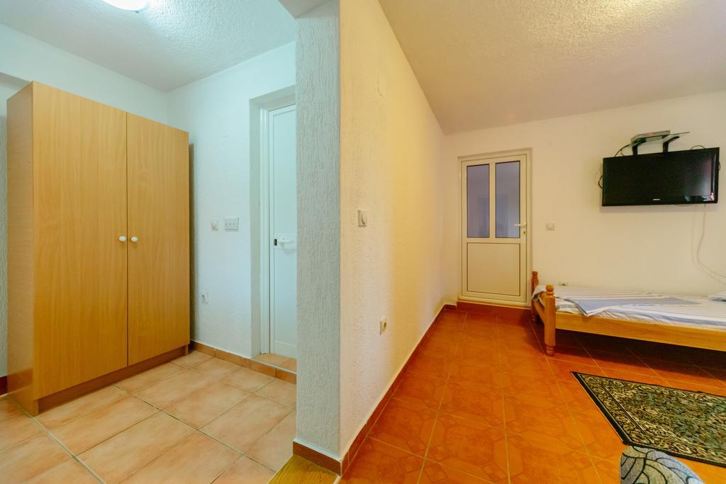 Mc Apartments Улцин Екстериор снимка