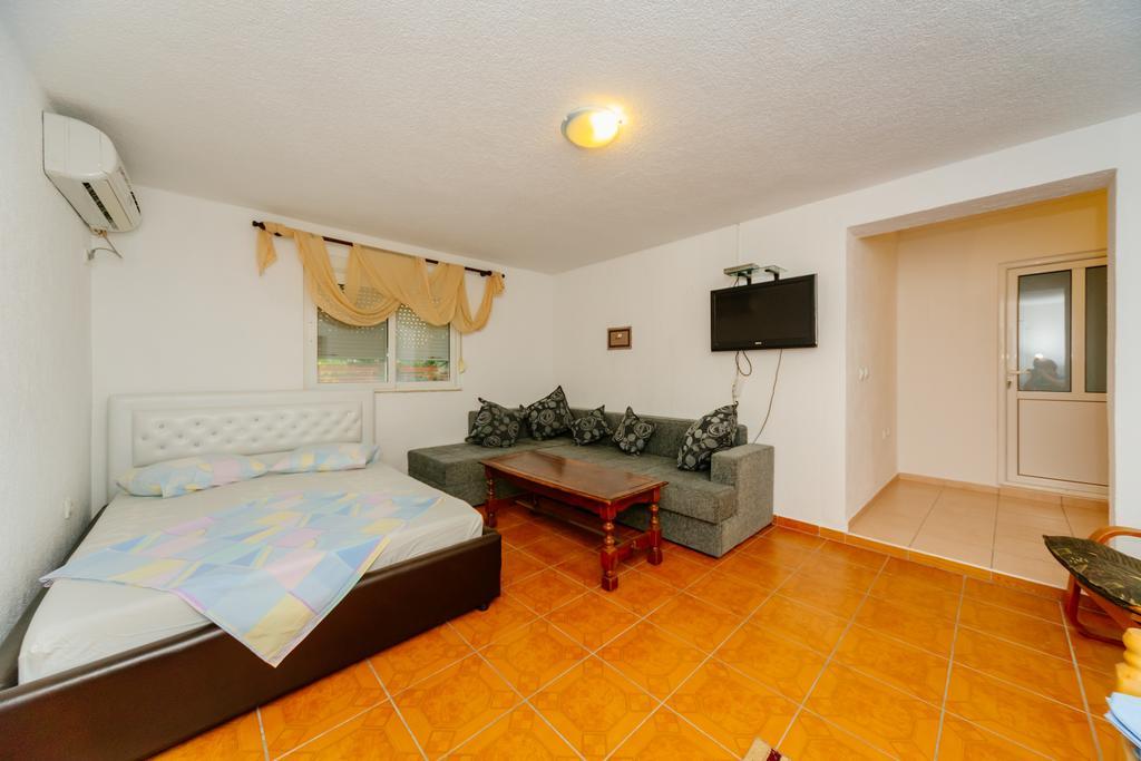Mc Apartments Улцин Екстериор снимка