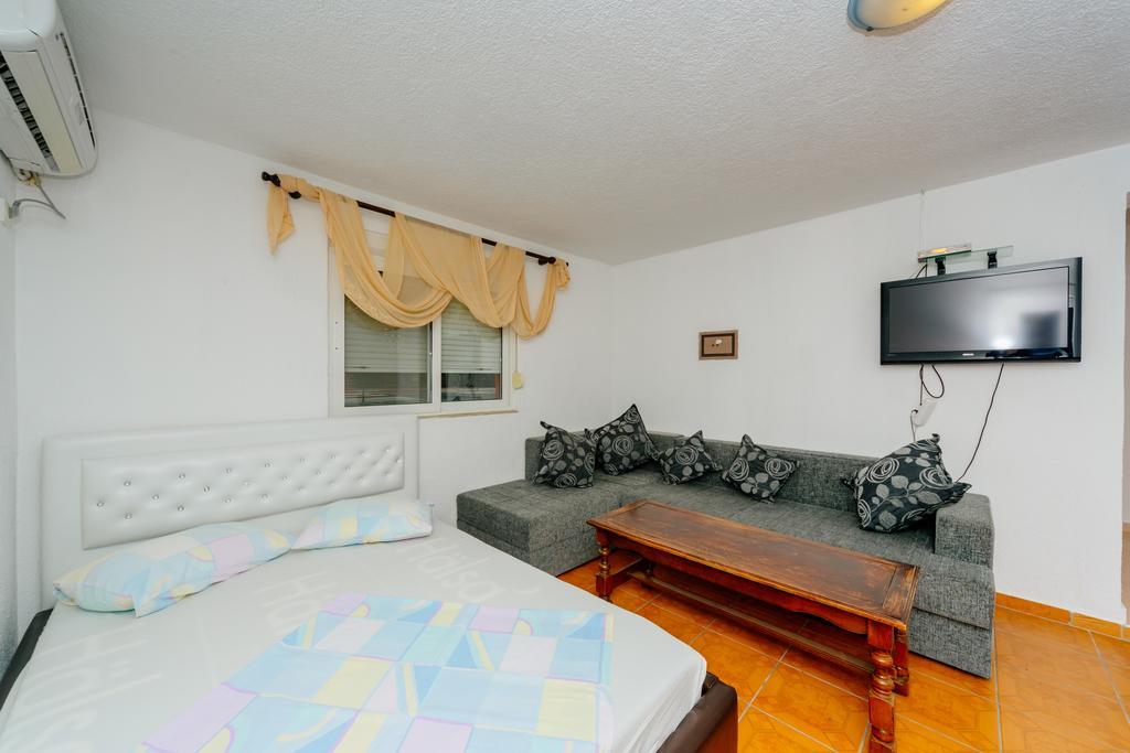 Mc Apartments Улцин Екстериор снимка