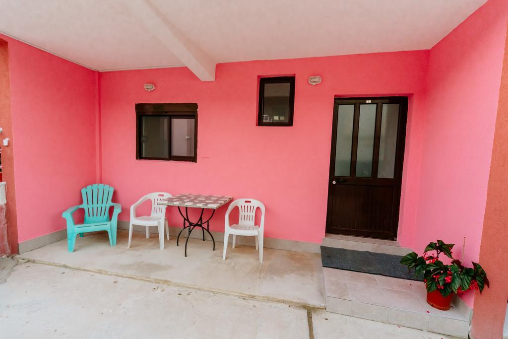 Mc Apartments Улцин Екстериор снимка